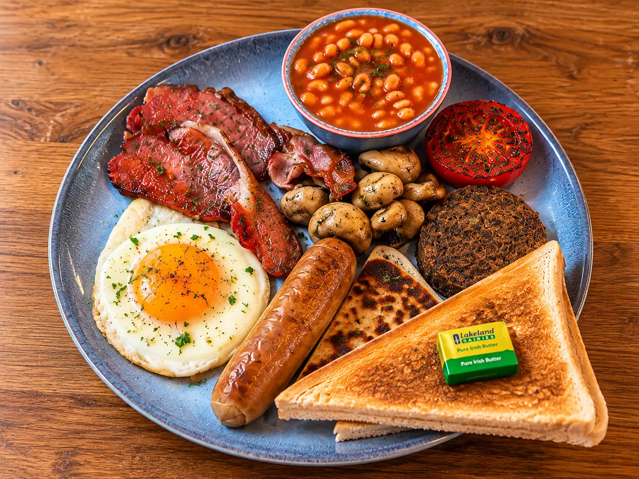 Full breakfast with bacon, sausage, fried egg, black pudding, beans and toast