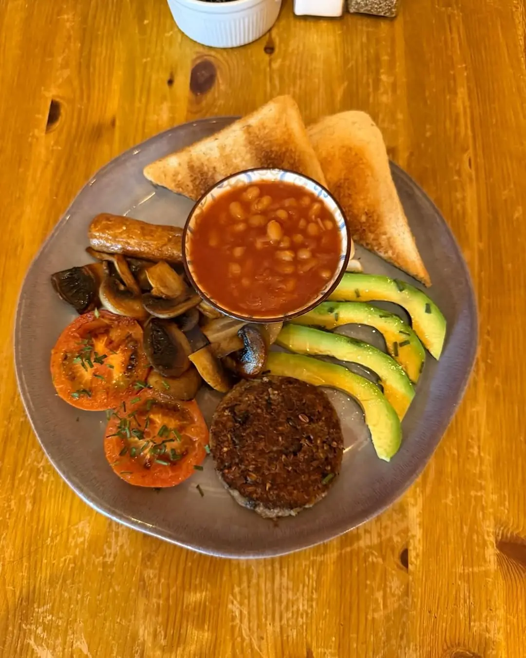 Veggie breakfast plate with avocado